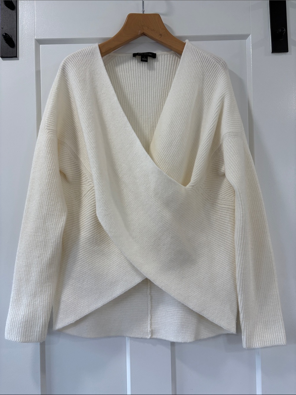 Ann Taylor Ivory White Wrap Front V-Neck Cozy Relaxed Ribbed Sweater Size Small